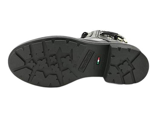 Esplora lo stile audace degli anfibi da donna NeroGiardini I308953D. Questi anfibi sono l'emblema dell'eleganza ribelle, con pelle di alta qualità abbellita da borchie dorate e accessori distintivi. La combinazione di ampia allacciatura e zip laterale offre un look sofisticato e pratico. Con il plantare imbottito in morbida pelle, potrai affrontare la giornata con il massimo comfort. La suola in gomma carrarmato, con il suo tacco a blocco di 4 cm, conferisce una presenza decisa e offre un'aderenza eccezionale su varie superfici. Afferra la grinta e l'artigianalità italiana con questi anfibi che uniscono stile e praticità.