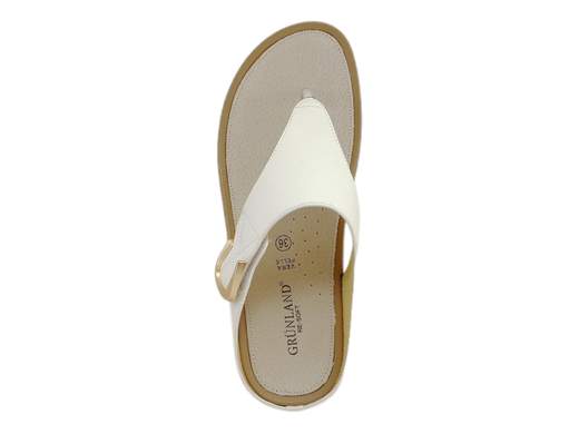 Scopri le Ciabatte Infradito Donna Grunland CI 2578 C9DIRA, in bianco o nero, leggere e comode, su Laporta Calzature. Acquista ora!<br /><br />Le Ciabatte Infradito Donna Grunland CI 2578 C9DIRA, disponibili su Laporta Calzature, sono perfette per chi cerca comfort e leggerezza per tutto il giorno. <br />Disponibili in due versioni di colore, bianco e nero, queste ciabatte presentano una pratica regolazione a strappo che garantisce una calzata perfetta. <br />Il fondo zeppa di 4 cm in poliuretano è leggerissimo, offrendo un effetto ammortizzante che rende ogni passo piacevole e comodo. <br />Il morbido plantare in pelle aggiunge ulteriore comfort, rendendo queste ciabatte ideali per ogni situazione, sia in casa che all’aperto. <br />Aggiungi comfort e versatilità al tuo look, acquista ora su Laporta Calzature!