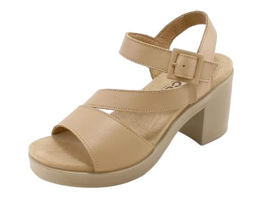 Sandali IGI\&CO Aisha comodi e stabili, con tacco a blocco e calzata extra. Perfetti per chi cammina tanto. Scoprili ora!<br /><br />Hai piedi esigenti e giornate infinite da affrontare? I sandali IGI\&CO Aisha 7674211 sono pronti a farti da spalla (anzi, da suola).<br /><br />Tre fasce avvolgenti abbracciano il piede con eleganza, di cui una regolabile alla caviglia per una calzata personalizzata. La fodera interna è tutta in pelle: freschezza e morbidezza assicurate.<br /><br />Il sottopiede è imbottito come un piccolo cuscino di relax, mentre la suola in poliuretano è ammortizzante e flessibile. Tradotto? Ogni passo è una carezza. E il tacco a blocco di 7 cm con plateau di 1,5 cm ti dà altezza senza farti rimpiangere le sneakers.<br /><br />La calzata extra fa spazio anche ai piedi più “opinionati”. Dall’ufficio alle vacanze, dal supermercato all’aperitivo: sono i sandali classici (ma intelligenti) per donne multitasking.<br /><br />Made in Italy. E si vede.<br />Non lasciarteli scappare, provali ora!