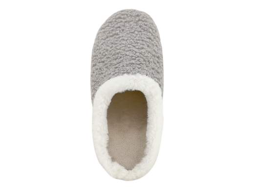 Pantofole donna CINZIA Soft LZD31 001 invernali aperte dietro in lana cotta grigio con suola in gomma naturale.<br /><br />Pantofole donna invernali CINZIA Soft LZD31 001 aperte dietro, ideali per affrontare la stagione fredda con il massimo comfort. La tomaia è realizzata in lana cotta a ricciolo color grigio, elegante e naturalmente calda, con bordatura in pelliccia sintetica che migliora la sensazione di morbidezza e protezione.<br /><br />La fodera interna in peluche caldo assicura un comfort avvolgente e mantiene il piede al caldo anche nelle giornate più fredde. Il sottopiede in velluto imbottito è studiato per offrire un appoggio confortevole e presenta un rialzo interno sotto il tallone che funge da tacco: esternamente la pantofola appare piatta, ma internamente garantisce una postura più stabile e rilassante.<br /><br />Il fondo complessivo è alto 4 cm, combinando il rialzo interno con la suola in gomma naturale, flessibile e antiscivolo, ideale anche per superfici leggermente umide. Una pantofola perfetta per la casa, il relax quotidiano e le attività domestiche invernali, con la qualità e l’affidabilità firmate CINZIA Soft.