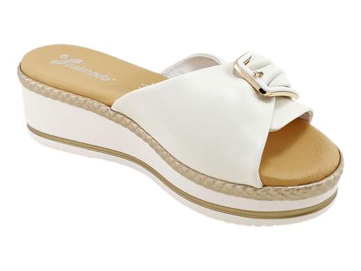 Ciabatte donna Susimoda 1424/12 con fascia regolabile, PIUMA GEL e zeppa da 5 cm. Comfort ed eleganza Made in Italy.<br /><br />Le ciabatte SUSIMODA 1424/12 sono l’incontro perfetto tra comodità e stile, pensate per chi non vuole rinunciare a un tocco elegante anche nei momenti di relax fuori casa. La fascia in morbida pelle è impreziosita da una fibbia dorata funzionale che permette di regolare la calzata in pianta con precisione.<br /><br />Il sottopiede PIUMA GEL in pelle imbottita offre un’ammortizzazione sorprendente ad ogni passo, mentre la zeppa in poliuretano da 5 cm assicura slancio e stabilità senza appesantire.<br /><br />Una scelta ideale per affrontare le giornate con leggerezza e stile, tra passeggiate, commissioni e tempo libero. Ovviamente Made in Italy.<br /><br />Vuoi unire comodità e raffinatezza in una sola calzatura? Questo modello ti aspetta.
