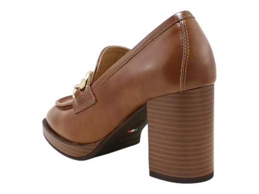 Eleva il tuo stile con il mocassino raffinato da donna NeroGiardini I205060D. Realizzato in pregiata pelle con un elegante accessorio catena, questo mocassino offre un tacco a blocco di 8 cm e un plateau da 1 cm per una camminata sicura e comoda. La suola in gomma antiscivolo assicura una stabilità ottimale. Questo capolavoro italiano unisce moda e funzionalità per una calzatura sofisticata adatta a ogni occasione. Scopri l'artigianalità italiana con NeroGiardini.