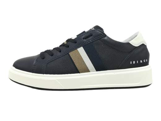 Scopri l'eleganza senza sforzo della sneaker da uomo Igi&Co Sten 3625911. Realizzata in pelle traforata blu, questa sneaker offre una chiusura classica con lacci o la praticità di uno slip-on grazie alla fascia elastica centrale. Il plantare imbottito in pelle garantisce comfort superiore, mentre il fondo platform da 3,5 cm conferisce uno stile unico. Un prodotto Made in Italy che unisce moda e qualità.