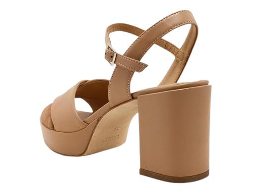 Scopri l'intramontabile eleganza del sandalo da donna Gianmarco Sorelli 2150/Nora. Questo sandalo incanta con il suo design raffinato. Realizzato in pelle con inserto in camoscio, offre uno stile distintivo. Il cinturino alla caviglia aggiunge un tocco di classe e sostegno. Il tacco a blocco di 7,5 cm e il plateau di 2,5 cm, entrambi rivestiti in pelle, offrono altezza e comodità impeccabile. Questo sandalo rappresenta l'essenza dell'eleganza e dell'artigianato italiano di alta qualità. Sia che tu stia partecipando a un evento speciale o desideri un tocco di raffinatezza nella tua routine quotidiana, il sandalo Gianmarco Sorelli 2150/Nora è la scelta perfetta.