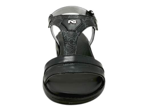 Scopri i Sandali Bassi Donna NeroGiardini E410464D in pelle con logo metal, comodi e sofisticati, su Laporta Calzature. Acquista ora!<br /><br />I Sandali Bassi Donna NeroGiardini E410464D, disponibili su Laporta Calzature, uniscono un design ricercato a un comfort eccezionale. <br />Realizzati in pelle di alta qualità con fodera in pelle, questi sandali offrono una calzata confortevole e duratura. <br />Il cinturino alla caviglia garantisce una stabilità ottimale, mentre il sottopiede in pelle imbottito assicura un comfort prolungato. Il tacco basso di 2,5 cm aggiunge un tocco di eleganza senza sacrificare la comodità. <br />Il design raffinato, arricchito dal logo metal, e le linee essenziali conferiscono un look sofisticato ideale per ogni occasione. Questi sandali, orgogliosamente Made in Italy, sono un must-have per il guardaroba femminile. <br />Aggiungi un tocco di classe al tuo stile, acquista ora su Laporta Calzature!