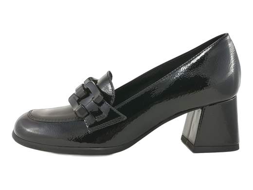 Mocassini IGI&CO 8696100 Fabiana in vernice naplack con catena e tacco a blocco. Eleganza e comfort in puro stile Made in Italy.<br /><br />I mocassini IGI&CO 8696100 Fabiana sono la perfetta sintesi tra classe e comodità. Realizzati in morbida vernice naplack nero, conquistano al primo sguardo grazie al raffinato accessorio a catena che aggiunge un tocco glamour senza rinunciare alla sobrietà.<br /><br />Il sottopiede in pelle imbottito avvolge il piede in un comfort totale, mentre il tacco a blocco da 5,5 cm e la suola in gomma antiscivolo assicurano stabilità e praticità in ogni momento della giornata.<br /><br />Ideali per l’ufficio, una passeggiata in centro o una serata chic, questi mocassini sono l’emblema dello stile raffinato che non rinuncia al benessere.<br />Ovviamente Made in Italy — eleganza e comfort firmati dalla tradizione artigianale italiana.<br /><br />Provali e scopri quanto può essere comodo essere impeccabilmente elegante!