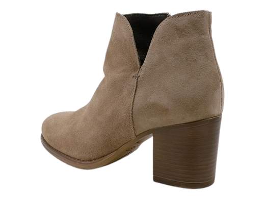 Scopri i Tronchetti Donna IGI&CO 6698644 in pelle scamosciata stile texano con tacco a blocco da 6,5 cm. Eleganti e comodi, acquistali ora su Laporta Calzature! <br /><br />I Tronchetti Donna IGI&CO 6698644, disponibili su Laporta Calzature, sono il perfetto mix tra lo stile texano e la raffinatezza Made in Italy. <br />Realizzati in pelle scamosciata color fango e foderati in pelle, questi tronchetti si distinguono per la punta leggermente affusolata e il tacco a blocco di 6,5 cm, che dona il giusto slancio senza sacrificare la stabilità. <br />La chiusura con zip laterale ti permette di infilarli al volo, perché anche un look perfetto deve essere pratico! <br />Il sottopiede imbottito in pelle e la suola in gomma antiscivolo e flessibile garantiscono comfort e sicurezza per tutta la giornata. <br />Scegli un tocco di grinta e stile per il tuo outfit: acquista ora su Laporta Calzature e conquista ogni occasione!