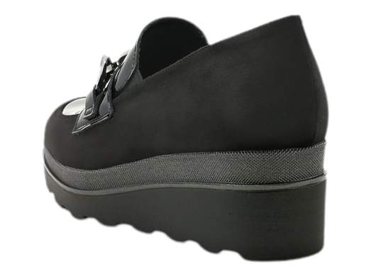 Esplora l'eleganza e il comfort con il mocassino zeppa da donna Cinzia Soft MM854825. Questo mocassino, realizzato con cura utilizzando camoscio e vernice, offre un design sofisticato e accattivante. Imbottito con un sottopiede in pelle, assicura un comfort ottimale per tutta la giornata. Con un fondo zeppa alto 5,5 cm, questo mocassino combina stile e praticità, aggiungendo un tocco di altezza senza compromettere il comfort. Scegli il Cinzia Soft MM854825 per un look raffinato e un comfort duraturo.