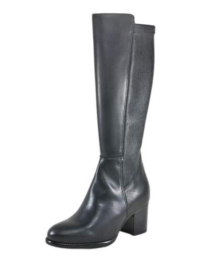 Stivali IGI&CO donna in pelle elasticizzata con tacco a blocco. Caldi, comodi e Made in Italy, ideali per l’inverno e l’uso quotidiano.<br /><br />Questi stivali IGI&CO sono pensati per chi cerca eleganza invernale senza rinunciare al comfort. La tomaia in pelle liscia sul davanti e sul tallone dona una linea raffinata, mentre il gambale posteriore in pelle elasticizzata assicura una vestibilità più adattabile, perfetta anche per polpacci più robusti.<br /><br />La fodera in caldo tessuto tecnico avvolge il piede nelle giornate fredde, mentre la soletta in pelle imbottita accompagna la camminata con una sensazione di morbidezza continua. Il tacco a blocco da 6 cm garantisce stabilità e comfort anche dopo molte ore, rendendo la calzata sorprendentemente confortevole.<br /><br />La suola in gomma antiscivolo offre sicurezza su ogni superficie, mentre il design elegante rende questi stivali ideali dall’ufficio alle uscite serali. Un modello affidabile, femminile e versatile, espressione autentica del Made in Italy firmato IGI&CO.<br /><br />Sceglili per affrontare l’inverno con stile, comfort e personalità.