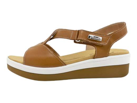 Scopri i Sandali Donna Susimoda 20120/34 in morbida pelle, con sottopiede memory foam e zeppa leggera, su Laporta Calzature. Acquista ora!<br /><br />I Sandali Donna Susimoda 20120/34, disponibili su Laporta Calzature, offrono comfort e stile per ogni occasione, sia in città che in vacanza. La tomaia in morbida pelle, completamente foderata in pelle, garantisce una calzata confortevole e duratura. <br />Il fondo zeppa di 4 cm in gomma leggera assicura stabilità e leggerezza, mentre il sottopiede memory foam BODY-pur si adatta all’anatomia del piede, favorendo un corretto reflusso venoso per una camminata confortevole tutto il giorno. <br />La pratica chiusura con cinturino posteriore e strappo laterale garantisce una calzata sicura e regolabile. <br />Aggiungi comfort e stile al tuo guardaroba estivo, acquista ora su Laporta Calzature!