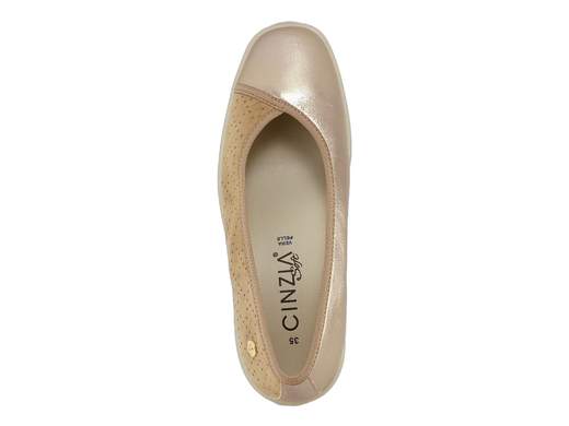 Scarpa comfort da donna Cinzia Soft in camoscio micro traforato taupe e pelle laminata sabbia, con plantare estraibile e zeppa flessibile da 3,5 cm.
