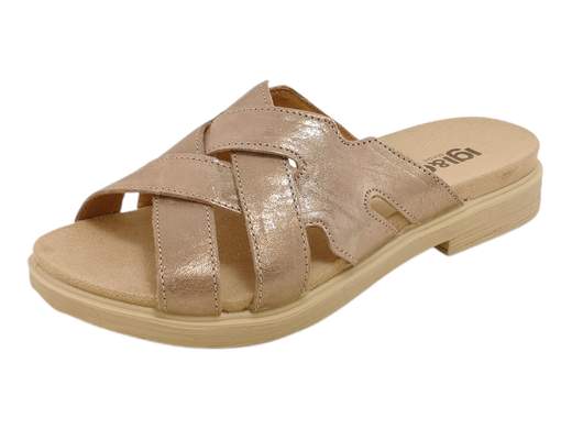 Scopri le Ciabatte Donna IGI&CO 5669822 Stella in pelle metallizzata caramel, comode e pratiche, su Laporta Calzature. Acquista ora!<br /><br />Le Ciabatte Donna IGI&CO 5669822 Stella, disponibili su Laporta Calzature, combinano stile e comfort per l'uso quotidiano. <br />La tomaia è realizzata con eleganti strisce incrociate in morbida pelle metallizzata con effetto nuvolato color caramel, donando un look raffinato e moderno. <br />Il comodo tacco di 2 cm e il sottopiede in tessuto antiscivolo offrono un'ottima stabilità, mentre la suola in poliuretano leggera e flessibile garantisce un effetto ammortizzante per un comfort prolungato. <br />Queste ciabatte, Made in Italy, sono perfette per essere indossate tutto il giorno grazie alla loro praticità e leggerezza. <br />Aggiungi un tocco di stile e comfort al tuo look, acquista ora su Laporta Calzature!