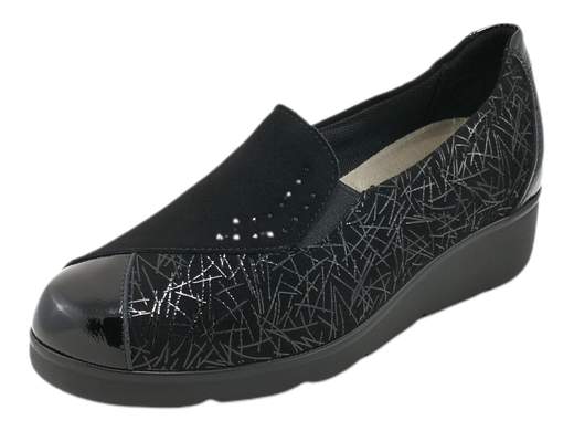 Esplora lo stile e il comfort con i nostri mocassini Susimoda 87120/76! <br />Realizzati con cura in Italia, questi mocassini sono progettati per offrirti il massimo comfort durante tutto il giorno. <br />La tomaia in morbido camoscio stampato, impreziosito da strass in tinta e inserti di naplak lucido, aggiunge un tocco di eleganza al tuo outfit quotidiano. <br />Il sottopiede in pelle con imbottitura, una volta estratto, aumenta il volume di calzata per adattarsi anche ai piedi più robusti. <br />Con un fondo zeppa di 3,5 cm, questi mocassini sono leggeri e comodi, perfetti per affrontare qualsiasi giornata con stile. <br />Rilassati e coccola i tuoi piedi con i mocassini Susimoda!