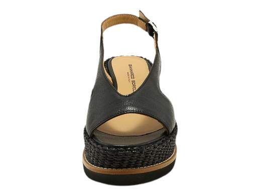 Scopri l'eleganza senza tempo del sandalo zeppa slingback da donna Gianmarco Sorelli 2157/Jil-Mg. Questo sandalo incanta con il suo design sofisticato. Realizzato interamente in pelle imbottita, offre comfort e stile ineguagliabili. Il cinturino posteriore aggiunge un tocco di classe. La zeppa di 6 cm, rivestita in rafia/cestino, dona altezza senza compromettere il comfort. La suola in micro leggero garantisce una camminata leggera. Questo sandalo è un capolavoro di eleganza e artigianato italiano, rappresentando il meglio dello stile. Sia che tu stia partecipando a un evento speciale o desideri aggiungere raffinatezza alla tua routine quotidiana, il sandalo Gianmarco Sorelli 2157/Jil-Mg è la scelta perfetta.