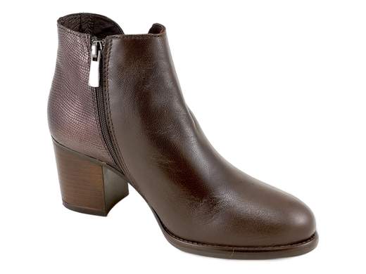 Tronchetti IGI&CO donna in pelle testa di moro con tacco a blocco. Eleganti, comodi e Made in Italy, perfetti per ufficio e sera.<br /><br />Questi tronchetti IGI&CO rappresentano l’equilibrio ideale tra eleganza, comfort e carattere. La tomaia combina la pelle liscia sul davanti con una raffinata pelle stampata effetto rettile sul tallone, creando un contrasto sofisticato che valorizza ogni outfit.<br /><br />La fodera interamente in pelle e la soletta imbottita accompagnano il piede con una sensazione di morbidezza costante, rendendo la calzata sorprendentemente confortevole anche con il tacco. Il tacco a blocco da 6 cm offre stabilità e sicurezza, ideale per affrontare la giornata senza rinunciare allo stile.<br /><br />La suola in gomma antiscivolo garantisce una camminata sicura, mentre il design pulito ed elegante rende questi tronchetti perfetti sia per contesti professionali sia per le uscite serali. Un modello versatile, raffinato e affidabile, espressione autentica del Made in Italy firmato IGI&CO.