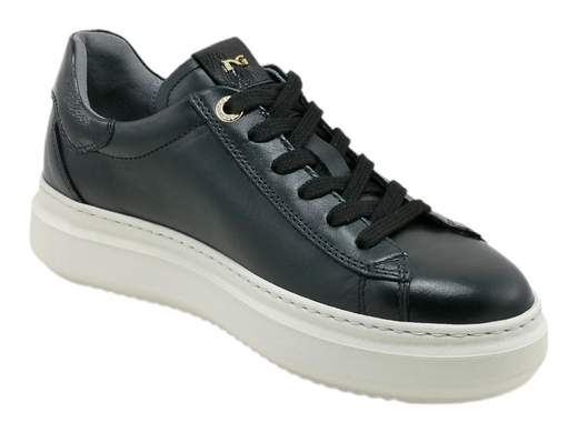 Scopri l'eccellenza italiana con la sneaker da donna NeroGiardini I308430D. Realizzata interamente in pelle con inserto vernice, presenta un particolare accessorio strass per un tocco di stile. Il sottopiede in pelle estraibile DryGo assorbe l'umidità, garantendo comfort e benessere durante tutto il giorno. Con un moderno fondo platform alto 4 cm, questa sneaker unisce moda e funzionalità per un look irresistibile. Prova l'arte artigianale italiana ad ogni passo. Acquista ora e vivi l'eleganza Made in Italy.