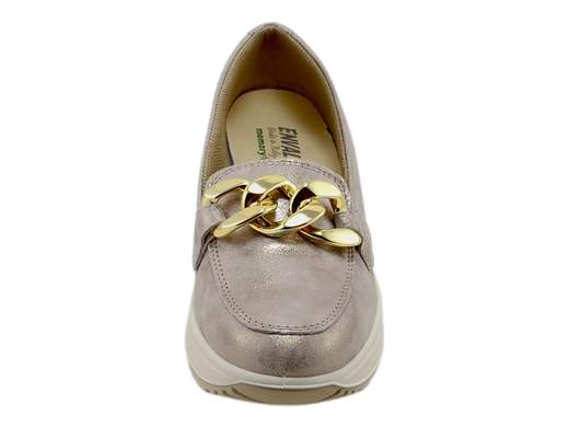 Scopri i Mocassini Zeppa ENVAL Soft 5760922 Ronda in pelle metallizzata taupe con catena dorata, comodi e alla moda, su Laporta Calzature. Acquista ora!<br /><br />I Mocassini Zeppa ENVAL Soft 5760922 Ronda, disponibili su Laporta Calzature, offrono il perfetto mix di stile e comfort, ideali per l'uso urbano e le mezze stagioni. <br />Realizzati in morbida pelle metallizzata con un elegante effetto nuvolato color taupe, questi mocassini sono impreziositi da un raffinato accessorio a catena dorata. <br />La comoda zeppa sportiva di 5,5 cm aggiunge altezza senza sacrificare la praticità, rendendoli perfetti per l’uso quotidiano. <br />Il sottopiede estraibile in memory foam rivestito in pelle assicura un comfort eccezionale per tutta la giornata. <br />Orgogliosamente Made in Italy, questi mocassini rappresentano qualità e artigianalità italiana. <br />Aggiungi un tocco di eleganza al tuo guardaroba, acquista ora su Laporta Calzature!