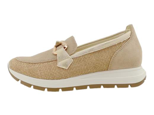 Mocassini donna IGI&CO Ermione 7659711 in camoscio biscotto con dettaglio dorato, plantare estraibile e suola ammortizzante. Scoprili su Laporta Calzature! <br /><br />Un classico senza tempo con un tocco di modernità! I mocassini IGI&CO Ermione 7659711 in morbida pelle scamosciata e tessuto stampato color biscotto regalano stile ed eleganza a ogni passo. <br />Il delicato accessorio dorato aggiunge un tocco raffinato, mentre il plantare imbottito estraibile (2 cm al tallone) assicura massimo comfort ed è sostituibile con uno correttivo. <br />Il fondo platform da 3,5 cm, leggero e ammortizzante, offre praticità e slancio senza rinunciare alla comodità. <br />Made in Italy, perfetti per ogni occasione! Li trovi su Laporta Calzature, ordinali ora!