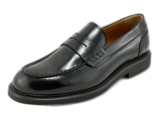 Elegante mocassino da uomo NeroGiardini in pelle semi lucida con suola in gomma e sottopiede imbottito, ideale per cerimonia e abbigliamento formale Made in Italy.