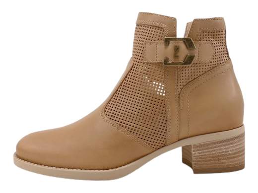 Stivaletto NeroGiardini E409710D: eleganza e comfort in ogni passo!<br />Pelle traforata, accessorio logato, zip laterale, plantare estraibile DryGo e tacco di 4 cm.