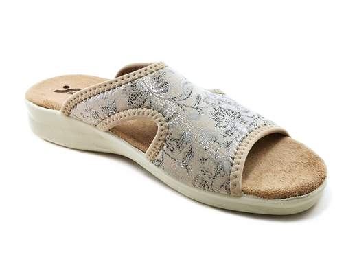 Ciabatte Susimoda donna leggere e confortevoli con fascia in lycra elasticizzata e zeppa comoda. Made in Italy, perfette per casa e tempo libero.<br /><br />Le ciabatte Susimoda 1969/130 sono il perfetto mix tra comodità e stile senza sforzo. La fascia in lycra elasticizzata avvolge il piede con delicatezza e si adatta alla forma senza stringere, mentre il logo in borchiette dorate aggiunge quel tocco chic che non guasta mai, nemmeno tra divano e cucina.<br /><br />Il sottopiede imbottito in tessuto antiscivolo e antisudore è pensato per darti comfort per tutto il giorno, anche nelle stagioni più calde. La zeppa leggera di 3 cm in poliuretano ti accompagna con una camminata morbida e stabile, ideale per la casa, il terrazzo o una passeggiata veloce.<br /><br />Super pratiche, leggere e curate nei dettagli, sono una scelta furba per chi vuole comodità… senza rinunciare a un pizzico di stile. E naturalmente, sono Made in Italy: qualità che si sente ad ogni passo.<br /><br />Vuoi metterle ai piedi e non toglierle più? Allora è il momento giusto per provarle!