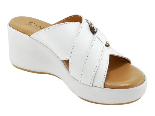 Ciabatte donna CINZIA Soft con zeppa 6,5 cm e plateau 2,5 cm. Fasce incrociate in pelle e comfort imbattibile. Provale ora!<br /><br />Ciabatta zeppa donna CINZIA Soft TS61324 001.<br />Un modello che unisce stile e comodità, perfetto per chi non rinuncia a un tocco grintoso anche nelle giornate più casual.<br /><br />Le fasce incrociate in morbida pelle, impreziosite da un elegante dettaglio maculato, donano carattere e personalità ad ogni outfit. Il sottopiede, generosamente imbottito, assicura un comfort che dura tutto il giorno.<br /><br />Il fondo zeppa in tinta, alto 6,5 cm e bilanciato da un plateau anteriore di 2,5 cm, slancia la figura senza rinunciare alla stabilità e alla praticità.<br /><br />Perfette per il tempo libero, la vacanza o una passeggiata rilassante: queste ciabatte saranno la tua scelta ideale per affrontare ogni occasione con stile e comodità. Non lasciartele sfuggire!