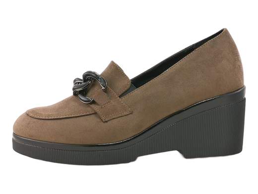 Mocassini con zeppa Cinzia Soft: eleganza e comfort Made in Italy per look raffinati da mattina a sera.<br /><br />Quando la comodità incontra il buon gusto, ecco i mocassini con zeppa Cinzia Soft DM125058. Realizzati in morbido camoscio sintetico color fango, si distinguono per l’ampio accessorio a catena che dona un tocco chic e deciso.<br /><br />Gli elastici laterali rendono la calzata pratica e confortevole, mentre il sottopiede in pelle imbottito coccola ogni passo. La zeppa da 6 cm in gomma antiscivolo garantisce stabilità e slancio, senza rinunciare all’eleganza.<br /><br />Perfetti per dare un twist sofisticato ai tuoi outfit da ufficio o per le serate più ricercate. Ovviamente Made in Italy.<br /><br />Lasciati conquistare dal comfort raffinato di Cinzia Soft e aggiungili subito al carrello!