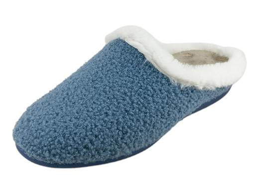 Pantofole donna CINZIA Soft LZD31 002 invernali aperte dietro in lana cotta jeans con suola in gomma naturale<br /><br />Pantofole donna invernali CINZIA Soft LZD31 002 aperte dietro, ideali per affrontare la stagione fredda con comfort e praticità. La tomaia è realizzata in lana cotta a ricciolo color jeans, calda e resistente, arricchita da una bordatura in pelliccia sintetica che aumenta la sensazione di morbidezza e protezione.<br /><br />La fodera interna in peluche caldo assicura un comfort avvolgente e mantiene il piede piacevolmente al caldo. Il sottopiede in velluto imbottito offre un appoggio confortevole ed è strutturato con un rialzo interno sotto il tallone che funge da tacco: esternamente la pantofola appare piatta, ma internamente garantisce maggiore stabilità e una postura più naturale.<br /><br />Il fondo complessivo è alto 4 cm, ottenuto dall’unione del rialzo interno e della suola in gomma naturale, flessibile e antiscivolo, adatta anche a superfici leggermente bagnate. Una pantofola perfetta per la casa, il relax quotidiano e le attività domestiche invernali, pensata per chi cerca calore, comfort e sicurezza.