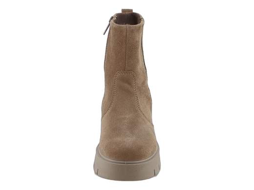 Stivaletti Igi&Co in pelle scamosciata fango con strass, fondo carrarmato leggero e comfort elevato. Stile raffinato Made in Italy.<br /><br />Questi stivaletti Igi&Co Stefy uniscono carattere e femminilità con grande naturalezza. La tomaia in pelle scamosciata color fango dona un’eleganza morbida e versatile, arricchita da una delicata banda di piccoli strass sul gambale esterno che illumina il look senza eccessi, nel segno del Made in Italy.<br /><br />All’interno, la soletta in pelle imbottita ed estraibile assicura traspirabilità e una piacevole sensazione di morbidezza, mantenendo il piede asciutto e rilassato anche dopo molte ore. La calzata è comoda e accogliente, ideale per accompagnarti durante tutta la giornata.<br /><br />La zip laterale rende la calzata pratica, mentre il fondo carrarmato in poliuretano da 5 cm è leggero e ammortizzante, perfetto per affrontare l’inverno con stabilità e comfort. Un dettaglio che aggiunge grinta senza rinunciare allo stile.<br /><br />Stivaletti casual ma curati, perfetti dall’ufficio alle uscite serali, per completare outfit raffinati con un tocco luminoso.<br />Indossali e lasciati conquistare da un comfort che non rinuncia allo stile.