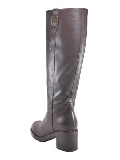 Stivali NeroGiardini testa di moro in pelle con tacco comodo 5,5 cm e zip interna. Eleganti, caldi e raffinati per inverno e sera. Made in Italy.<br /><br />Questi stivali NeroGiardini in pelle color testa di moro hanno proprio quel fascino elegante che non stanca mai. La pelle è morbidissima, rifinita con un accessorio metallico in tinta sul gambale che aggiunge carattere senza perdere raffinatezza.<br /><br />All’interno trovi solo materiali di qualità: fodera interamente in pelle e sottopiede imbottito in pelle, per una sensazione di comfort costante durante tutta la giornata. Il tacco a blocco largo da 5,5 cm è stabile, pratico e perfetto anche quando cammini più del previsto. La suola in gomma robusta li rende ideali per l’inverno, anche con pioggia e freddo.<br /><br />La zip laterale interna, che arriva fino a metà gambale, permette una calzata facilitata pur mantenendo l’effetto elegante dello stivale a tubo. Il risultato? Uno stivale grintoso ma raffinato, che scalda le gambe e valorizza ogni outfit.<br /><br />Perfetti dall’ufficio alle uscite serali, quando vuoi sentirti elegante, comoda e pronta ad affrontare qualsiasi giornata con stile. Ovviamente Made in Italy.<br /><br />Se cerchi uno stivale elegante ma pratico, che non ti faccia mai rinunciare al comfort, questo è quello giusto per te.