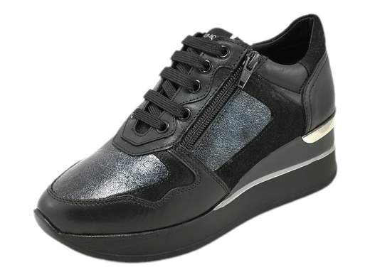 Esplora lo stile e il comfort con le sneakers donna Cinzia Soft IV2518913. Queste sneakers di alta qualità combinano la pelle e il camoscio con dettagli lucidi stampati, creando un design unico e accattivante. La chiusura lampo con regolazione dei lacci assicura una vestibilità personalizzata e facile da indossare. Il sottopiede imbottito in pelle, estraibile per una pulizia semplice, garantisce un comfort straordinario. Con un fondo ginnico alto di 5,5 cm, queste sneakers offrono non solo uno stile distintivo ma anche un supporto extra alla tua camminata. Scegli le Cinzia Soft IV2518913 per un'esperienza di indossabilità superiore, combinando moda e comfort in modo impeccabile.