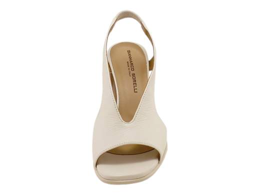 Sandali slingback Gianmarco Sorelli in pelle milk con tacco a blocco bronzo specchiato. Comodi, flessibili e super glam. Made in Italy!<br /><br />Quando il comfort incontra il glamour, nascono loro: i sandali donna Gianmarco Sorelli 2164/Flex. Eleganti, pratici e così chic che farai invidia anche alla tua migliore amica fashionista.<br /><br />La tomaia in pelle color milk è una carezza per il piede, mentre il cinturino posteriore con elastico garantisce una calzata perfetta—niente più “ciabattamenti” imbarazzanti. Il vero tocco wow? Il tacco a blocco da 7,5 cm rivestito a specchio bronzo: riflette luce, stile e autostima!<br /><br />Il sottopiede in pelle imbottito ti coccola passo dopo passo, e la suola in gomma flessibile e antiscivolo ti fa dimenticare di indossare un tacco. Perfetti per outfit eleganti estivi, cerimonie, party e serate dove vuoi sentirti al top senza sacrificare la comodità.<br /><br />Eleganza artigianale *Made in Italy*, da indossare con disinvoltura e un pizzico di ironia.<br />Non aspettare: è ora di brillare (e camminare da regina)!
