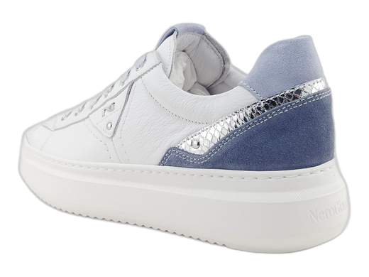 Sneakers NeroGiardini E513040D in pelle bianca con dettagli avio e argento, sottopiede DryGo estraibile e platform 4,5 cm. Comode e Made in Italy.<br /><br />Bianco brillante, tocchi d’argento e un pizzico di avio: le sneakers NeroGiardini E513040D non passano inosservate. <br />Realizzate interamente in morbida pelle, sono rifinite da inserti in camoscio color avio e argento brillante per uno stile ricercato ma sempre portabile. <br />I lacci sfumati? Una chicca tutta da sfoggiare. <br />La fodera in pelle e il sottopiede estraibile DryGo garantiscono freschezza e comfort anche nelle giornate più lunghe. <br />Il platform da 4,5 cm ti regala qualche centimetro in più... ma senza perdere il sorriso. <br />Scoprile ora su Laporta Calzature e metti sprint alle tue camminate quotidiane!