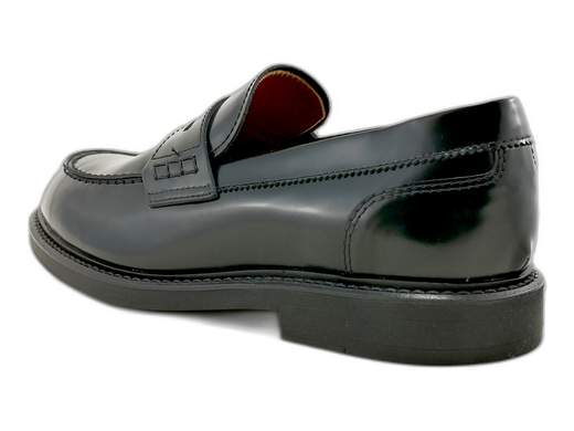 Elegante mocassino da uomo NeroGiardini in pelle semi lucida con suola in gomma e sottopiede imbottito, ideale per cerimonia e abbigliamento formale Made in Italy.