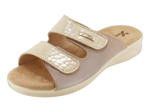 Ciabatte Susimoda 1065/130 in nabuk con doppio strappo e zeppa 3 cm. Comodità per la casa con qualità Made in Italy.<br /><br />Le Susimoda 1065/130 sono pensate per chi in casa vuole sentirsi comoda ma con un tocco di stile. La tomaia in nabuk con stampa rettile aggiunge un dettaglio elegante, mentre i due strappi regolabili permettono di adattare la calzata anche ai piedi più sensibili o gonfi a fine giornata.<br /><br />Il sottopiede in tessuto imbottito è studiato per essere antiscivolo e antisudore, così da garantire una piacevole sensazione anche dopo molte ore. La zeppa in poliuretano da 3 cm è leggera, stabile e offre il giusto supporto per camminare senza affaticare il piede. Ovviamente Made in Italy.<br /><br />Cerchi una ciabatta da casa comoda, regolabile e un po’ più curata del solito? Questo modello è pronto a seguirti in ogni momento di relax.