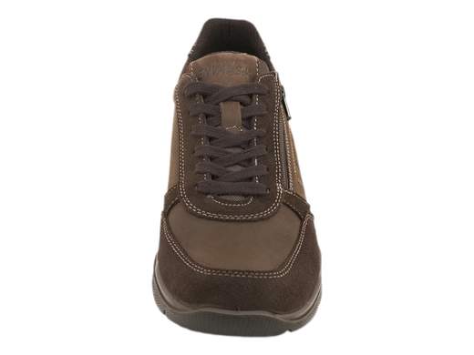 Sneakers in nabuk e pelle scamosciata color caffè con zip laterale, soletta memory foam e suola ammortizzata. Comode per lavoro e uso quotidiano.<br /><br />Queste sneakers in pelle nabuk e pelle scamosciata color caffè uniscono eleganza discreta e praticità quotidiana, ideali per chi cerca una scarpa versatile da indossare tutto il giorno. La fodera traspirante contribuisce a mantenere il piede asciutto e confortevole anche nelle giornate più intense.<br /><br />La calzata è morbida e stabile, merito della soletta estraibile in pelle memory foam, che ammortizza l’appoggio e accompagna il passo con naturalezza. La doppia chiusura con lacci a 6 fori e zip laterale garantisce una regolazione precisa e una calzata rapida, perfetta per chi è sempre in movimento.<br /><br />Il fondo platform in poliuretano da 3,5 cm è leggero, flessibile e ammortizzante: riduce l’affaticamento e rende queste sneakers adatte a lunghe camminate, spostamenti urbani e utilizzo prolungato anche in ufficio.<br /><br />Una sneaker pensata per chi vuole comfort reale, stile sobrio e qualità italiana, senza rinunciare alla praticità quotidiana.<br />Aggiungile ora al carrello e goditi ogni giornata con il massimo comfort e uno stile sempre curato.