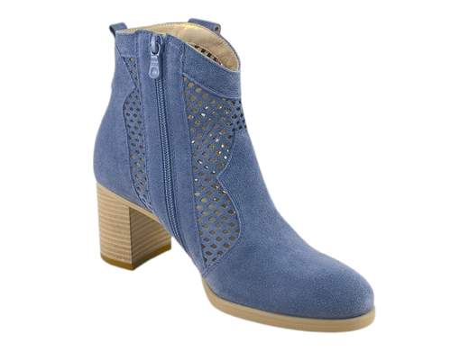Elegante tronchetto estivo NeroGiardini in pelle scamosciata traforata colori avio e creta, tacco stabile 6,5 cm e zip interna, ideale per look urban chic.
