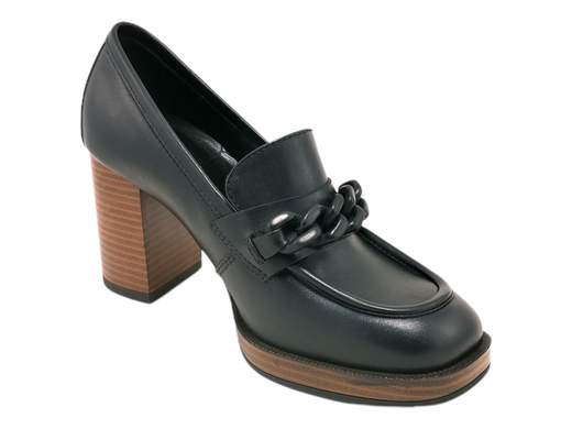 Eleva il tuo stile con il mocassino raffinato da donna NeroGiardini I205060D. Realizzato in pregiata pelle con un elegante accessorio catena, questo mocassino offre un tacco a blocco di 8 cm e un plateau da 1 cm per una camminata sicura e comoda. La suola in gomma antiscivolo assicura una stabilità ottimale. Questo capolavoro italiano unisce moda e funzionalità per una calzatura sofisticata adatta a ogni occasione. Scopri l'artigianalità italiana con NeroGiardini.