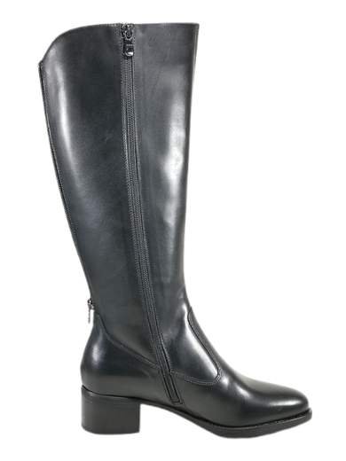 Stivali donna NeroGiardini in pelle con zip posteriore ed elastico al gambale. Tacco 4 cm e comfort DryGo. Eleganza e praticità su Laporta Calzature! <br /><br />Gli stivali NeroGiardini I117561D sono il perfetto mix di eleganza e funzionalità per affrontare l'inverno con stile. <br />Realizzati con tomaia e fodera in pelle di alta qualità, offrono un comfort imbattibile grazie al sottopiede imbottito estraibile DryGo, che assicura igiene e traspirabilità. <br />Il tacco a blocco da 4 cm dona un tocco raffinato senza rinunciare alla comodità, mentre l’inserto elastico lungo tutto il gambale posteriore, regolabile con zip, garantisce una calzata ottimale e pratica. <br />Ideali per un outfit elegante anche nelle giornate più fredde. Scoprili ora su Laporta Calzature e coccola i tuoi piedi con il Made in Italy!