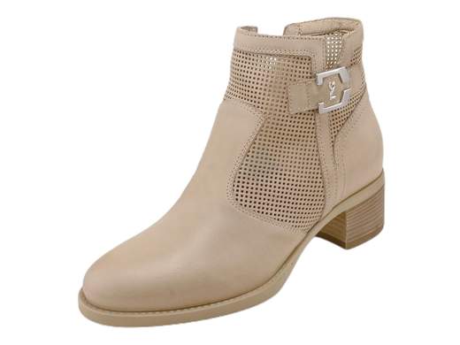 Stivaletto NeroGiardini E409710D: eleganza e comfort in ogni passo!<br />Pelle traforata, accessorio logato, zip laterale, plantare estraibile DryGo e tacco di 4 cm.