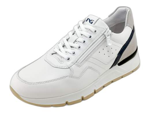 Sneakers uomo NeroGiardini in pelle bianca con zip e sottopiede DryGo. Comfort e stile impeccabili. Scoprile ora!<br /><br />Sneakers uomo NeroGiardini E500650U, realizzate interamente in pelle bianca per uno stile pulito ma deciso. <br />Doppia chiusura con lacci e zip laterale per la massima praticità. <br />La fodera interna in morbida spugna assorbe e dissipa il sudore, mantenendo il piede fresco e asciutto. <br />Sottopiede in pelle imbottito ed estraibile DryGo, sinonimo di igiene e traspirabilità. <br />Il fondo running in gomma di 4 cm assicura leggerezza, grip e slancio. <br />Raffinate, grintose e comodissime: provale subito e rinnova il tuo stile!