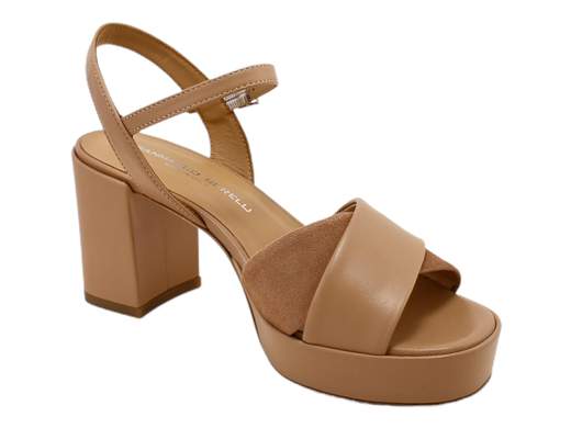 Scopri l'intramontabile eleganza del sandalo da donna Gianmarco Sorelli 2150/Nora. Questo sandalo incanta con il suo design raffinato. Realizzato in pelle con inserto in camoscio, offre uno stile distintivo. Il cinturino alla caviglia aggiunge un tocco di classe e sostegno. Il tacco a blocco di 7,5 cm e il plateau di 2,5 cm, entrambi rivestiti in pelle, offrono altezza e comodità impeccabile. Questo sandalo rappresenta l'essenza dell'eleganza e dell'artigianato italiano di alta qualità. Sia che tu stia partecipando a un evento speciale o desideri un tocco di raffinatezza nella tua routine quotidiana, il sandalo Gianmarco Sorelli 2150/Nora è la scelta perfetta.