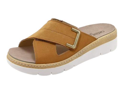 Ciabatta donna Grunland CE 0855 68MOLL in pelle nabuk con fascia incrociata, plantare estraibile Dry Soft e zeppa 4 cm. Comfort Made in Italy.<br /><br />Le ciabatte donna Grunland CE 0855 68MOLL sono la scelta perfetta se cerchi comfort e praticità senza rinunciare allo stile. La tomaia in morbida pelle nabuk con ampia fascia ad incrocio avvolge il piede con eleganza, mentre l’apertura completa a strappo assicura una calzata personalizzata e veloce.<br /><br />Il sottopiede estraibile in pelle DRY SOFT è studiato per assorbire l’umidità e rendere ogni passo più morbido. E se vuoi, puoi sostituirlo con un plantare personale: un plus irrinunciabile per chi ha esigenze specifiche.<br /><br />La zeppa in gomma antiscivolo da 4 cm ti regala stabilità e comodità per tutto il giorno, che tu sia a casa, in vacanza o in giro per il tempo libero.<br /><br />Quando si parla di Grunland, il comfort incontra la qualità artigianale Made in Italy: un vero alleato per il benessere quotidiano.<br /><br />Scoprile ora e lascia che ogni camminata diventi più leggera!