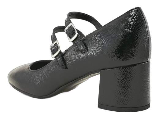 Décolleté Cinzia Soft in vernice naplack con doppi cinturini e tacco comodo: eleganza Made in Italy da mattina a sera.<br /><br />Quando il fascino incontra la praticità, nascono le décolleté Cinzia Soft IC9117. Realizzate in morbida vernice naplack, conquistano al primo sguardo con i due cinturini regolabili e le fibbie luminose che regalano un tocco sofisticato e un’andatura sicura.<br /><br />Il sottopiede in pelle imbottito accoglie il piede in un abbraccio di comfort, mentre il tacco a blocco da 5 cm è l’alleato perfetto per slanciare senza stancare. La suola in cuoio sintetico con antiscivolo garantisce stabilità anche nei momenti più frenetici.<br /><br />Ideali per look eleganti e raffinati, dall’ufficio all’aperitivo, con il comfort che solo Cinzia Soft sa offrire. Ovviamente Made in Italy.<br /><br />Scopri ora il piacere di camminare con stile: aggiungile subito al carrello!