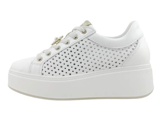 Scopri le sneakers donna IGI&CO Ally 7657222 in pelle traforata, fresche e leggere. Comfort top con suola platform da 5,5 cm. Acquistale su Laporta Calzature! <br /><br />Le sneakers IGI&CO Ally 7657222 sono il mix perfetto tra stile e comfort. <br />Realizzate in morbida pelle traforata per farti sentire fresca anche nei giorni più caldi, hanno un sottopiede imbottito ed estraibile con rialzo di 1 cm sotto il tallone: comodità garantita! <br />Il charm a forma di fiore (sì, è removibile!) aggiunge un tocco di personalità, mentre la suola platform da 5,5 cm in poliuretano leggero e ammortizzante slancia la figura senza sacrificare il benessere dei piedi. <br />100% Made in Italy e disponibili su Laporta Calzature. <br />Non lasciartele sfuggire, aggiungile al carrello ora!