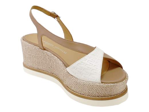 Sandali con zeppa Gianmarco Sorelli in pelle bicolore e rafia intrecciata. Eleganti, leggeri e comodissimi. Made in Italy, naturalmente!<br /><br />Quando la comodità incontra il buon gusto… nascono i *Gianmarco Sorelli 3029/JIL/XLG*, i sandali con zeppa perfetti per chi ama lo stile easy-chic.<br /><br />Le fasce incrociate in morbida pelle bicolore mou e bianco abbracciano il piede con eleganza (e con discrezione, che fa sempre più fine). Il cinturino slingback regolabile con fibbia ti tiene salda — anche quando sei in ritardo ma devi comunque camminare come se stessi sfilando.<br /><br />Il sottopiede in pelle imbottito coccola il piede come una spa portatile, mentre la zeppa da 6,5 cm è fasciata in un tessuto effetto rafia intrecciata che grida "estate italiana" a ogni passo. E la suola Extralight ammortizzata ti fa sentire leggera anche dopo otto ore di girovagare (o di shopping selvaggio).<br /><br />Insomma, questi sono i sandali con zeppa artigianali che uniscono look raffinato e comfort imbattibile. Per l’ufficio, per l’aperitivo, per tutte le occasioni in cui vuoi sentirti favolosa senza sembrare che ci hai provato troppo.<br />Made in Italy, ça va sans dire.