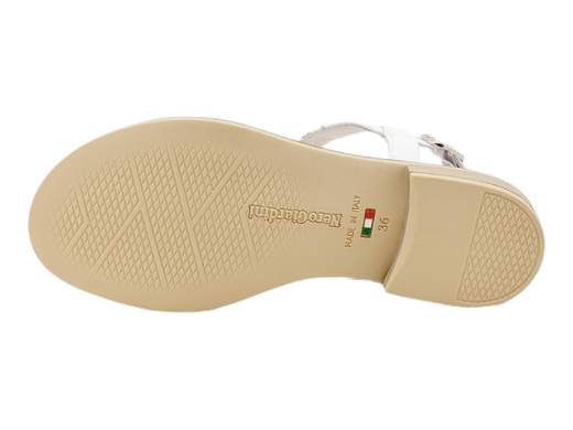 Scopri i Sandali Bassi Donna NeroGiardini E410464D in pelle con logo metal, comodi e sofisticati, su Laporta Calzature. Acquista ora!<br /><br />I Sandali Bassi Donna NeroGiardini E410464D, disponibili su Laporta Calzature, uniscono un design ricercato a un comfort eccezionale. <br />Realizzati in pelle di alta qualità con fodera in pelle, questi sandali offrono una calzata confortevole e duratura. <br />Il cinturino alla caviglia garantisce una stabilità ottimale, mentre il sottopiede in pelle imbottito assicura un comfort prolungato. Il tacco basso di 2,5 cm aggiunge un tocco di eleganza senza sacrificare la comodità. <br />Il design raffinato, arricchito dal logo metal, e le linee essenziali conferiscono un look sofisticato ideale per ogni occasione. Questi sandali, orgogliosamente Made in Italy, sono un must-have per il guardaroba femminile. <br />Aggiungi un tocco di classe al tuo stile, acquista ora su Laporta Calzature!