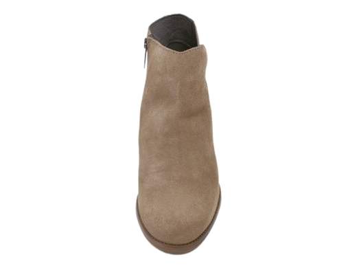 Scopri i Tronchetti Donna IGI&CO 6698644 in pelle scamosciata stile texano con tacco a blocco da 6,5 cm. Eleganti e comodi, acquistali ora su Laporta Calzature! <br /><br />I Tronchetti Donna IGI&CO 6698644, disponibili su Laporta Calzature, sono il perfetto mix tra lo stile texano e la raffinatezza Made in Italy. <br />Realizzati in pelle scamosciata color fango e foderati in pelle, questi tronchetti si distinguono per la punta leggermente affusolata e il tacco a blocco di 6,5 cm, che dona il giusto slancio senza sacrificare la stabilità. <br />La chiusura con zip laterale ti permette di infilarli al volo, perché anche un look perfetto deve essere pratico! <br />Il sottopiede imbottito in pelle e la suola in gomma antiscivolo e flessibile garantiscono comfort e sicurezza per tutta la giornata. <br />Scegli un tocco di grinta e stile per il tuo outfit: acquista ora su Laporta Calzature e conquista ogni occasione!