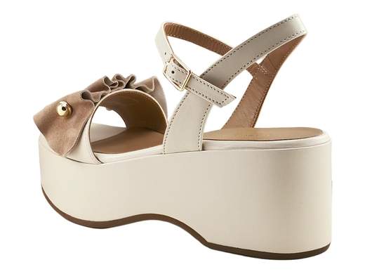 Sandalo elegante da donna Gianmarco Sorelli in pelle milk con zeppa platform da 6 cm e dettaglio drappeggiato in camoscio castoro.