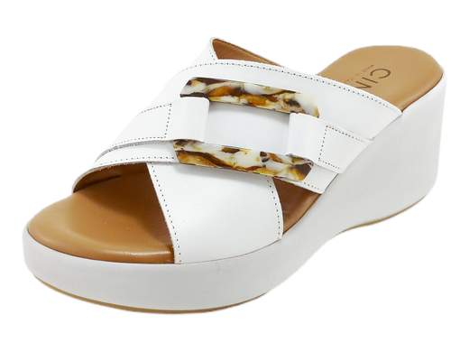 Ciabatte donna CINZIA Soft con zeppa 6,5 cm e plateau 2,5 cm. Fasce incrociate in pelle e comfort imbattibile. Provale ora!<br /><br />Ciabatta zeppa donna CINZIA Soft TS61324 001.<br />Un modello che unisce stile e comodità, perfetto per chi non rinuncia a un tocco grintoso anche nelle giornate più casual.<br /><br />Le fasce incrociate in morbida pelle, impreziosite da un elegante dettaglio maculato, donano carattere e personalità ad ogni outfit. Il sottopiede, generosamente imbottito, assicura un comfort che dura tutto il giorno.<br /><br />Il fondo zeppa in tinta, alto 6,5 cm e bilanciato da un plateau anteriore di 2,5 cm, slancia la figura senza rinunciare alla stabilità e alla praticità.<br /><br />Perfette per il tempo libero, la vacanza o una passeggiata rilassante: queste ciabatte saranno la tua scelta ideale per affrontare ogni occasione con stile e comodità. Non lasciartele sfuggire!